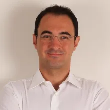 Uzm. Dr. Dt. Burak Şahbazoğlu — Antalya. Portre fotoğrafı.