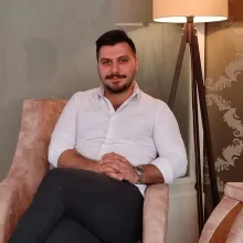Uzm. Psk. Baran Keskin — Psikoloji, Konak, İzmir. Portre fotoğrafı.