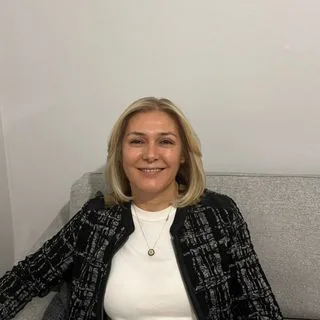 Psk. | Bilim Uzmanı Meliha Diriöz — Psikoloji, İzmir. Portre fotoğrafı.