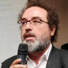 Uzm. Dr. Ayhan Akcan — Psikiyatri, İstanbul. Portre fotoğrafı.