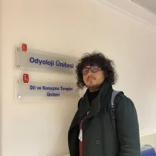 Dkt. Özgür Bozdağ — Dil ve Konuşma Terapisi, Ankara. Portre fotoğrafı.