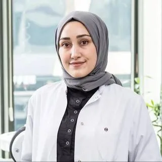 Uzm. Dt. Esra Pilancı — Ortodonti, Konya. Portre fotoğrafı.