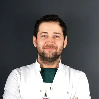 Dt. Özgün Öztürk — Diş Hekimi, İstanbul. Portre fotoğrafı.