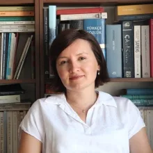 Doç. Dr. Aslı Yayak — Psikoloji, İzmir. Portre fotoğrafı.