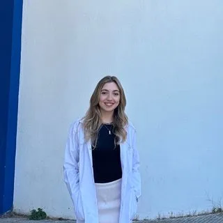 Dyt. Doğa Özvarol — Diyetisyen, İzmir. Portre fotoğrafı.