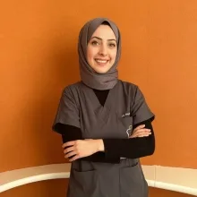 Dt. Seçil Öz — Diş Hekimi, Erdemli, Mersin. Portre fotoğrafı.