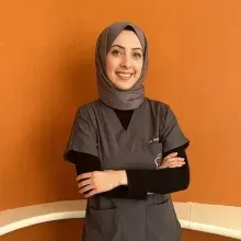 Dt. Seçil Öz — Diş Hekimi, Erdemli, Mersin. Portre fotoğrafı.