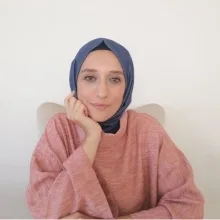 Psk. Merve Özbek — Psikoloji, İzmir. Portre fotoğrafı.