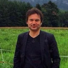 Prof. Dr. Serhat Fındık — Göğüs Hastalıkları, İstanbul. Portre fotoğrafı.
