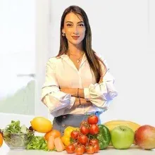 Dyt. Ayşenur Saral Gül — Diyetisyen. Portre fotoğrafı.