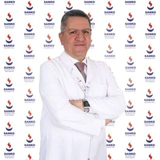 Prof. Dr. Sakıp Erturhan — Üroloji, Şehitkamil, Gaziantep. Portre fotoğrafı.