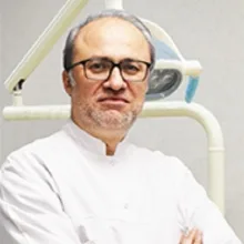 Prof. Dr. Zafer Sarı — Ortodonti, Konyaaltı, Antalya. Portre fotoğrafı.