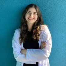 Dkt. Aslı Alım — Dil ve Konuşma Terapisi, Kocaeli. Portre fotoğrafı.