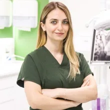 Dt. Sinem Avcı — Diş Hekimi, Sakarya. Portre fotoğrafı.