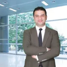 Op. Dr. Fikret Beyaz — Genel Cerrahi, Kuşadası, Aydın. Portre fotoğrafı.