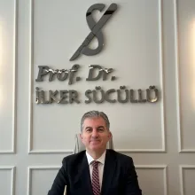 Prof. Dr. İlker Sücüllü — Genel Cerrahi, İstanbul. Portre fotoğrafı.