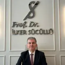 Prof. Dr. İlker Sücüllü — Genel Cerrahi, İstanbul. Portre fotoğrafı.