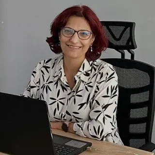 Uzm. Dr. Emel Gürkaş — Psikiyatri, Adana. Portre fotoğrafı.