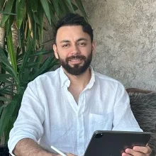 Uzm. Dr. Emrah Yıldız — Psikiyatri, Gaziantep. Portre fotoğrafı.