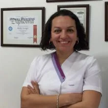 Dr. Dt. Melike Özcengiz Albayrak — Periodontoloji. Portre fotoğrafı.
