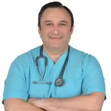 Dr. Serdar Özgüç — Fitoterapi, İzmir. Portre fotoğrafı.