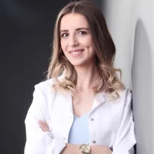 Dyt. Gizem Öztopanlar — Diyetisyen, Tekirdağ. Portre fotoğrafı.