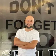 Uzm. Dt. Emre Sönmezateş — Hatay. Portre fotoğrafı.