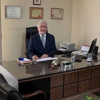 Prof. Dr. Halil Bülent Karcı — Kulak Burun Boğaz, İzmir. Portre fotoğrafı.