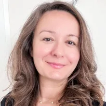 Uzm. Psk. Dan. Arzu Gürbüz — Psikolojik Danışma ve Rehberlik, İzmir. Portre fotoğrafı.