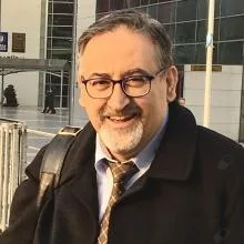 Uzm. Dr. Cem Yalçın — Psikiyatri, Bursa. Portre fotoğrafı.