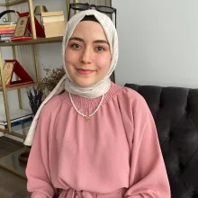 Psk. Dan. Kübra Üzümcü — Psikolojik Danışma ve Rehberlik. Portre fotoğrafı.