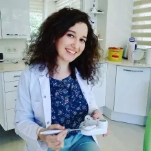 Dt. Seda Pilge — Diş Hekimi, İstanbul. Portre fotoğrafı.