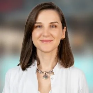 Op. Dr. Belma Karini — Göz Hastalıkları, Küçükçekmece, İstanbul. Portre fotoğrafı.