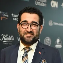 Prof. Dr. Emir Yüzbaşıoğlu — İstanbul. Portre fotoğrafı.