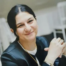Fzt. Yasemin Parlak Demir — Fizyoterapi Ve Rehabilitasyon. Portre fotoğrafı.