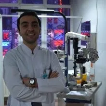 Op. Dr. Semih Çakmak — Göz Hastalıkları, Beyoğlu, İstanbul. Portre fotoğrafı.