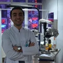 Op. Dr. Semih Çakmak — Göz Hastalıkları, Beyoğlu, İstanbul. Portre fotoğrafı.