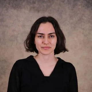 Kl. Psk. Azra Güzel — Psikoloji, İstanbul. Portre fotoğrafı.