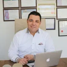 Dr. Öğr. Üyesi Mustafa Nihat Koç — Plastik Rekonstrüktif Ve Estetik Cerrahi. Portre fotoğrafı.