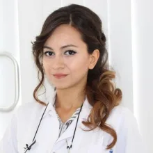 Dt. Ebru Yüceer — Diş Hekimi, Antalya. Portre fotoğrafı.