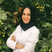 Dt. Senem Güler Kaplan — Diş Hekimi, İstanbul. Portre fotoğrafı.