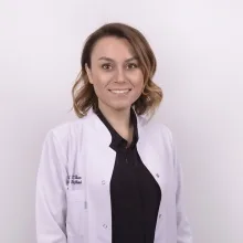 Dt. Elif Parlak Ündar — Diş Hekimi, İzmir. Portre fotoğrafı.