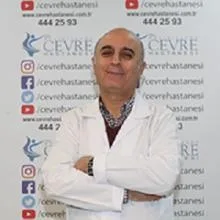 Uzm. Dr. Adnan Helvacı — İç Hastalıkları, Şişli, İstanbul. Portre fotoğrafı.
