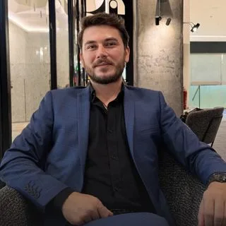 Kl. Psk. Alper Karan — Psikoloji. Portre fotoğrafı.