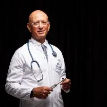 Prof. Dr. Yunus Aydın — Beyin Ve Sinir Cerrahisi, İstanbul. Portre fotoğrafı.
