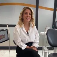 Dt. Ecren Çolak — Diş Hekimi, İzmir. Portre fotoğrafı.