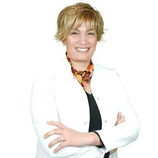Prof. Dr. Gülşah Bademci — Beyin Ve Sinir Cerrahisi, Ankara. Portre fotoğrafı.