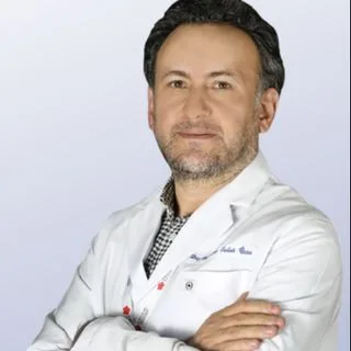 Doç. Dr. Savaş Özsu — Göğüs Hastalıkları, Ümraniye, İstanbul. Portre fotoğrafı.