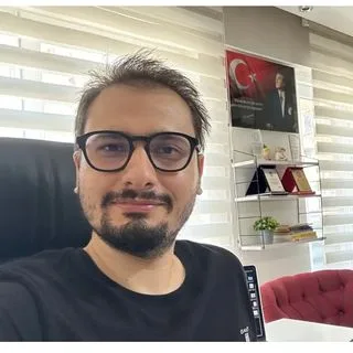 Uzm. Dr. İsmail Yasir Kırtıl — Çocuk ve Ergen Psikiyatrisi, Aydın. Portre fotoğrafı.