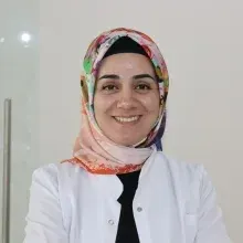 Uzm. Dt. Büşra Arıkan — Diş Hekimi, Malatya. Portre fotoğrafı.